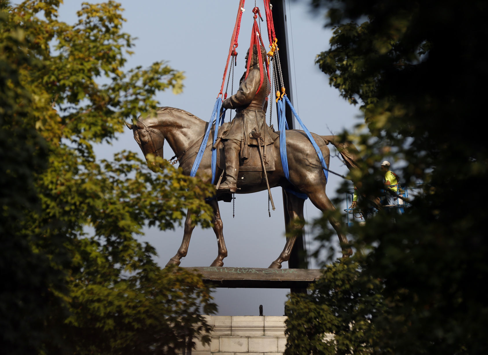 Robert E. Lee statue